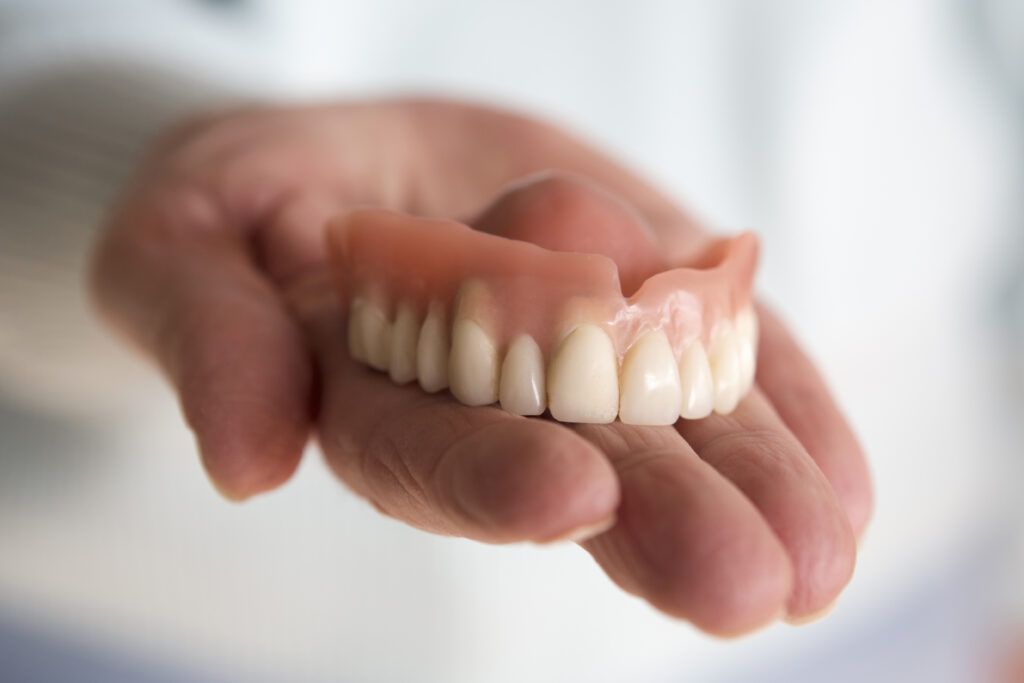 Diferencias entre las prótesis removibles y los implantes dentales